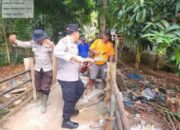 Polres OKI dan Sat Brimob Polda Sumsel Bergotong Royong Perbaiki Jembatan Vital di Pampangan Demi Konektivitas Masyarakat