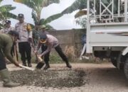 Wujudkan Keamanan Infrastruktur, Polsek Sukarame Tambal Jalan Berlubang Rawan Laka