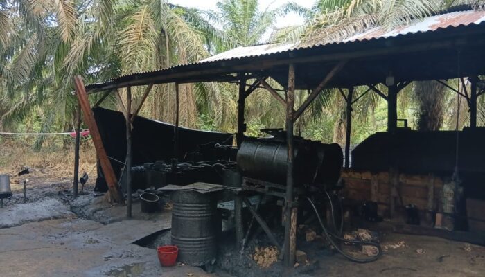 Polsek Keluang Gerebek Kilang Minyak Ilegal di Mekar Jaya, Tiga Pelaku Diamankan